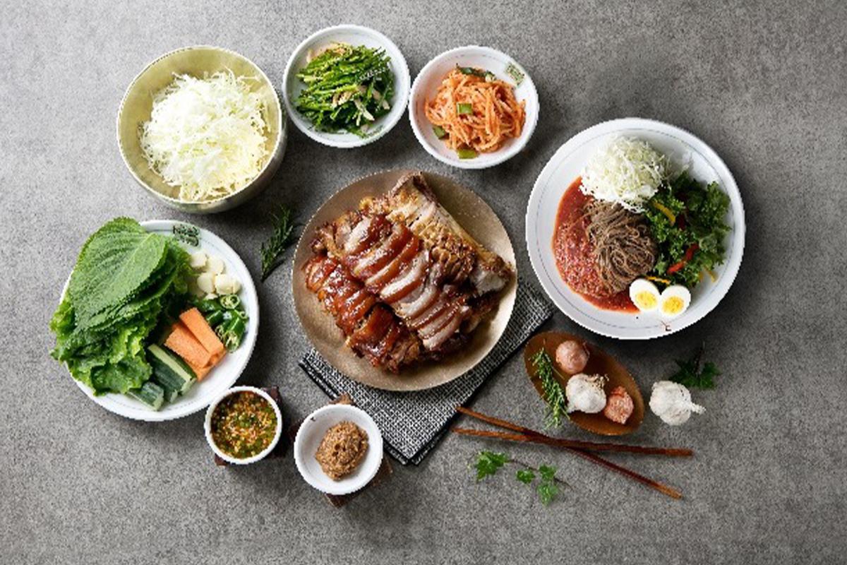 韓國首爾五木家著名的傳統豬蹄料理和配菜展示