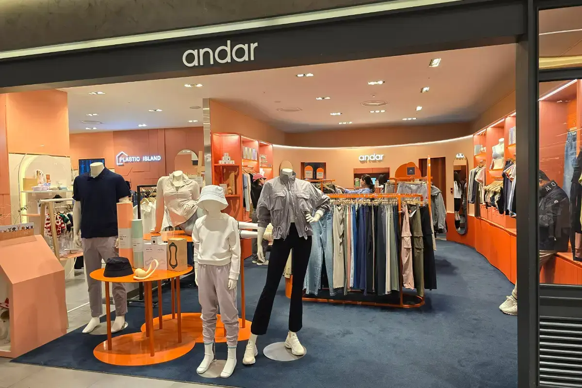 andarのアスレジャーウェアを販売する韓国の人気ブランド。スタイリッシュな店内。