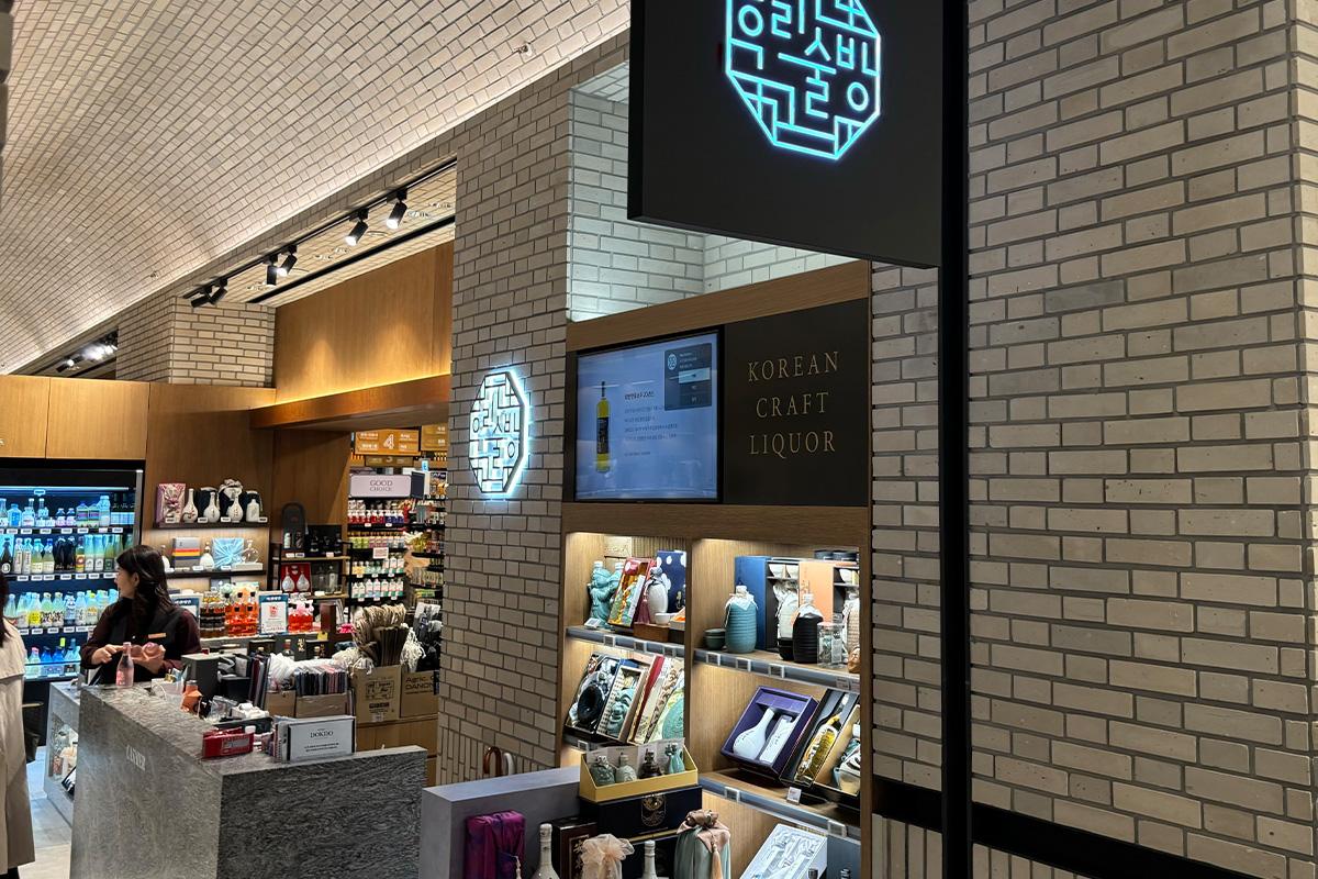 新世界百貨店内の韓国伝統酒セレクトショップ。多様なプレミアムギフトとアイテムを提供。