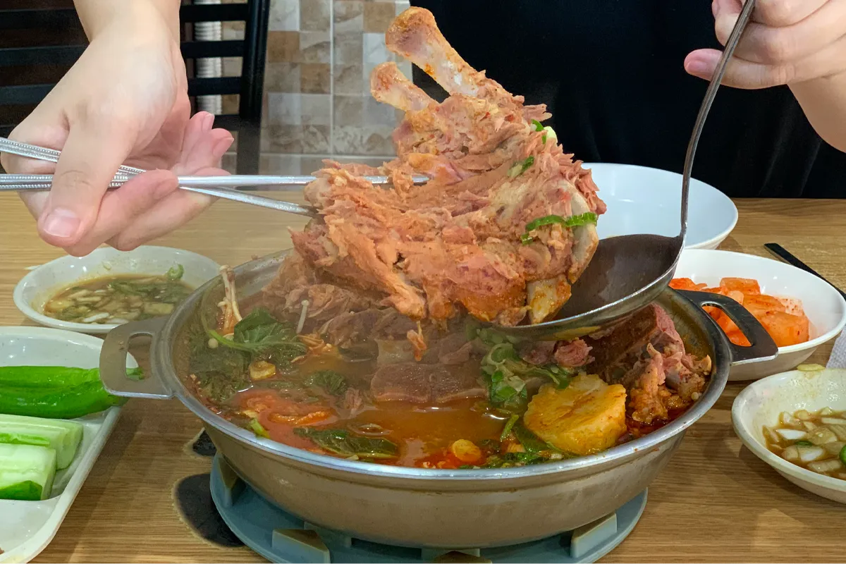 韓國 首爾馬鈴薯排骨湯 必吃推薦 好吃的馬鈴薯排骨湯 2025