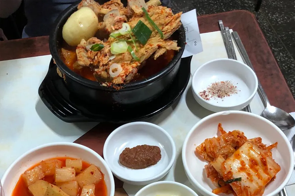 韓國 首爾馬鈴薯排骨湯 必吃推薦 好吃的馬鈴薯排骨湯 2025