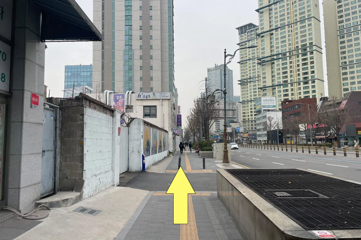 从三角地站3号出口直走至SAM SAM SAM，沿途显示周围环境。