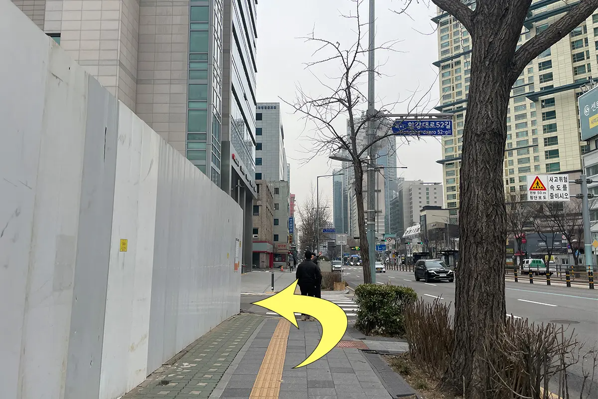 沿巷道到达SAM SAM SAM餐厅的方向，导航旅客到最终目的地。