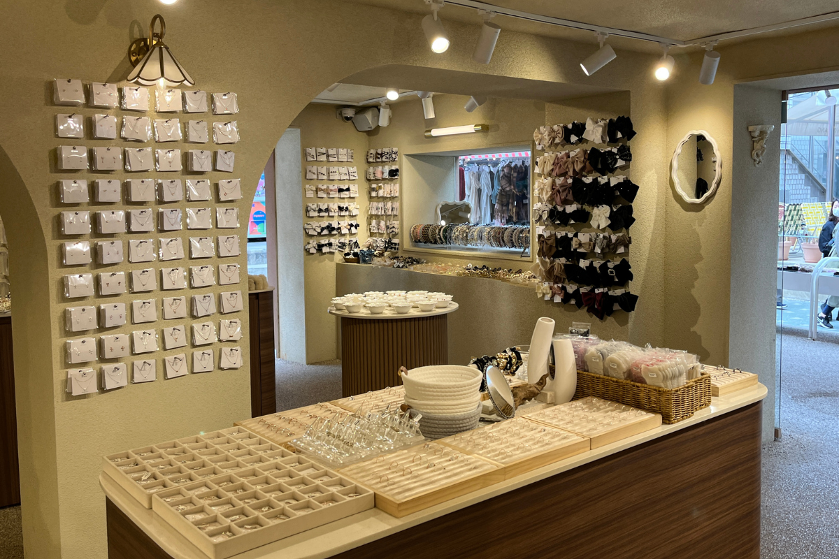 ร้านเครื่องประดับในอิกซอน-ดง นำเสนอสินค้าละเอียดอ่อนมากมายในบรรยากาศที่อบอุ่นและเปิดกว้าง