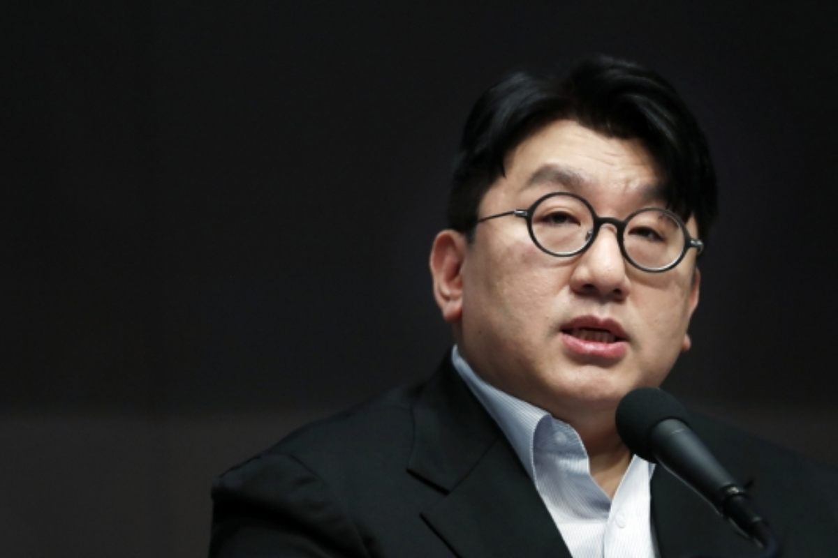 閔熙珍HYBE內鬨 閔熙珍HYBE內鬨懶人包 閔熙珍HYBE內鬨時間線 閔熙珍記者會 閔熙珍 房時爀 ADOR 閔熙珍罷免 閔熙珍經營權 NewJeans NewJeans公司 公開內幕 臨時股東大會 NewJean家長父母立場