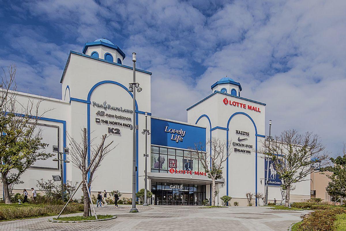 樂天Premium Outlets坡州分店的優雅門面，圖片展現出樸素的設計與優雅街道。SEO優化的圖片，提升韓國旅行相關內容曝光度。