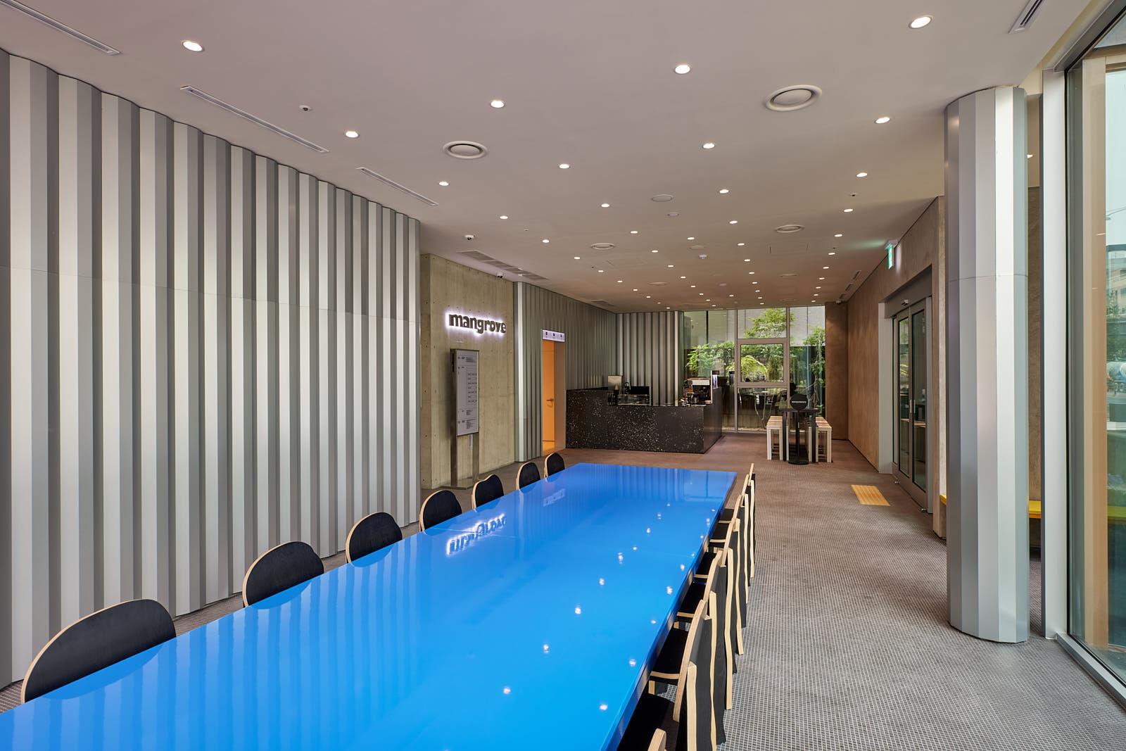 ภาพของพื้นที่โล่งภายใน Co-living House Mangrove Sinseol มีโต๊ะทำงานและบรรยากาศที่ปลอดโปร่ง