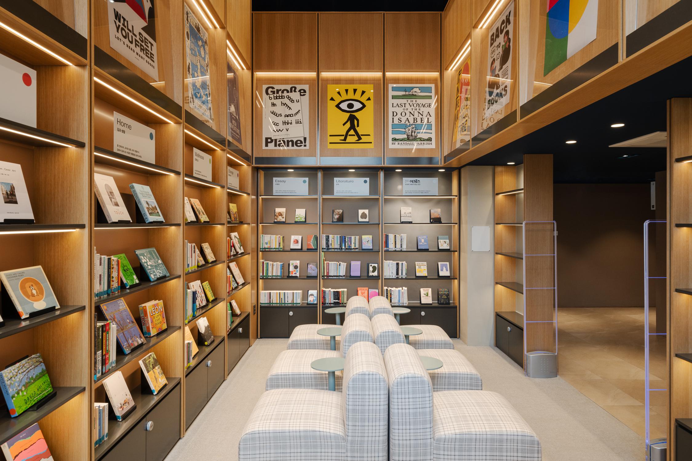 ห้องสมุดภายใน Co-living House Mangrove Sinchon มีชั้นวางหนังสือที่เต็มไปด้วยหนังสือมากมาย รวมถึงพื้นที่นั่งเล่นแบบสบาย ๆ