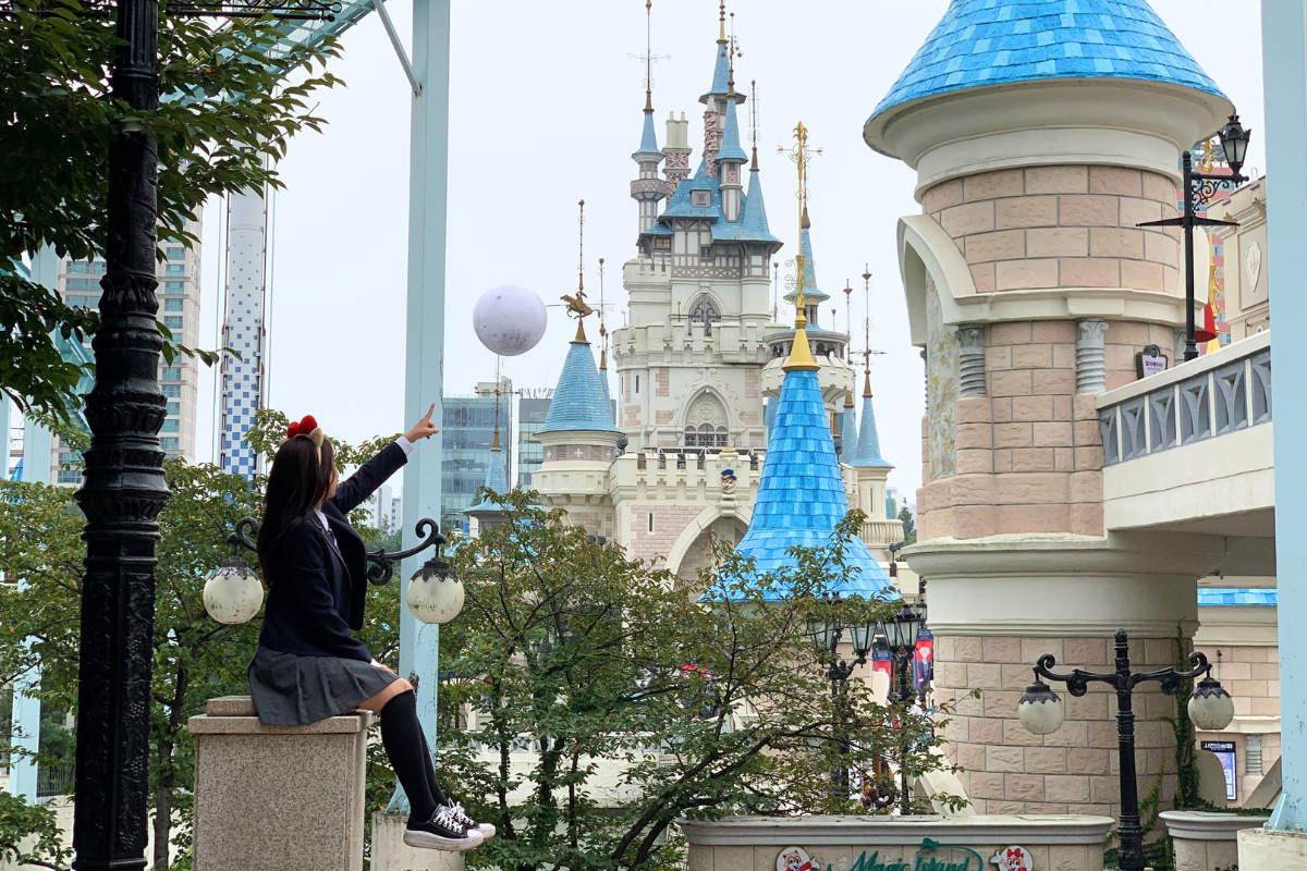 首爾樂天塔遠足圖，展示樂天塔的高度與獨特設計造型。