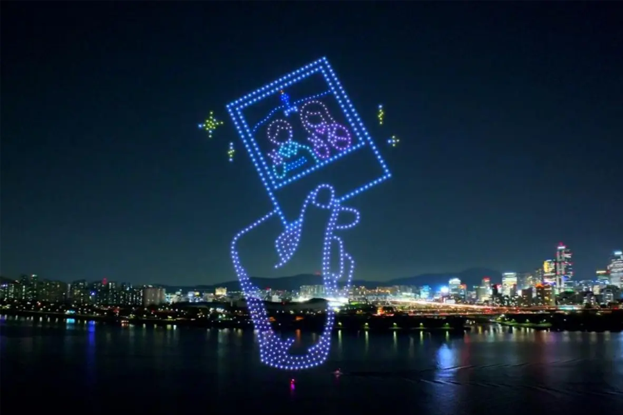 首爾漢江夜景，五光十色的燈光閃爍，反映在水面上的城市天際線。