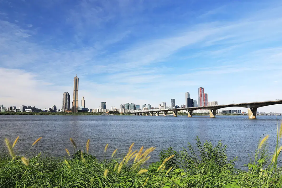 臺北101，全景照片展示大城市的繁忙與現代感。