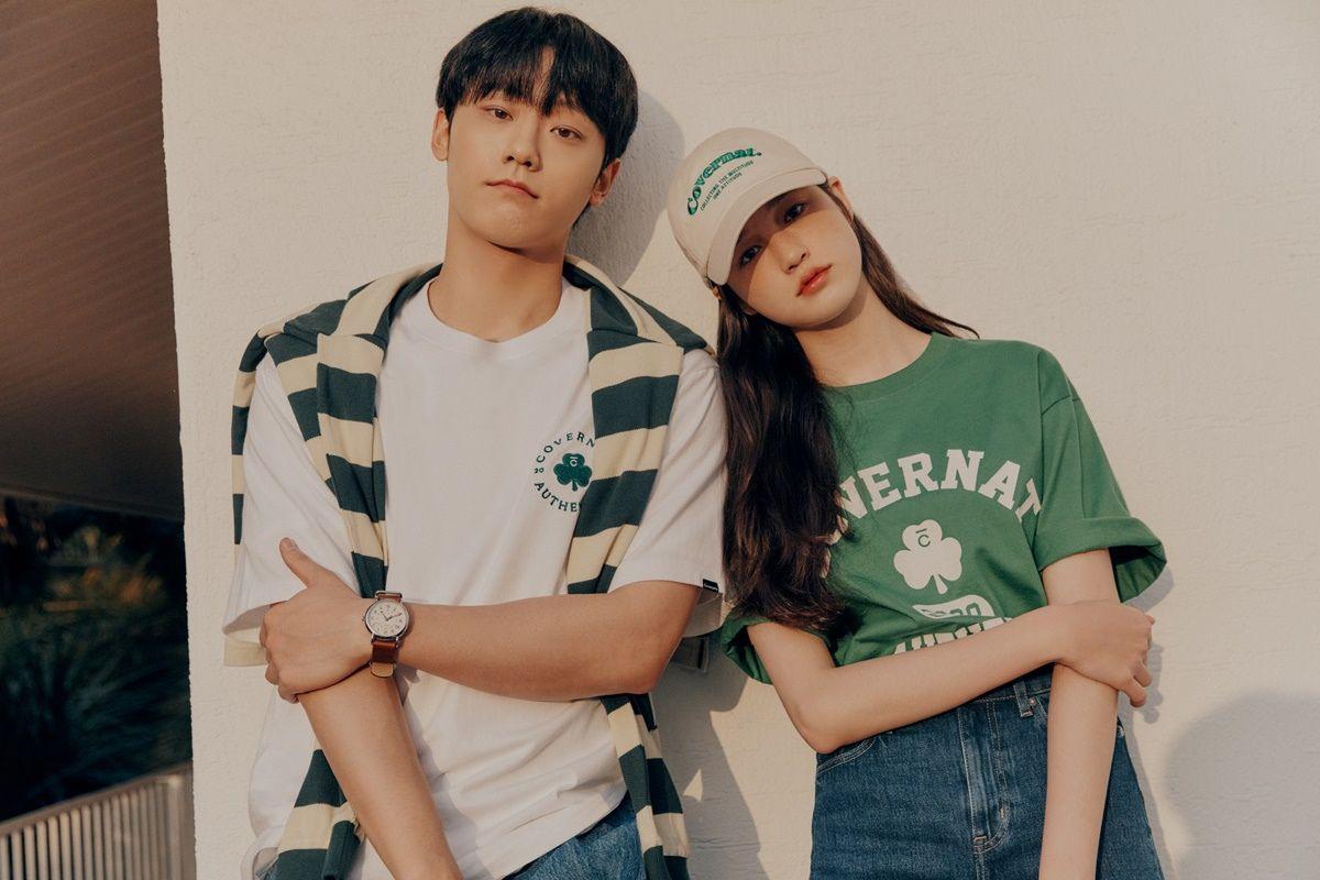 穿著Covernat品牌服裝的年輕男女，展示韓國街頭時尚風格，穿搭舒適且具現代感，在戶外自然光下拍攝。