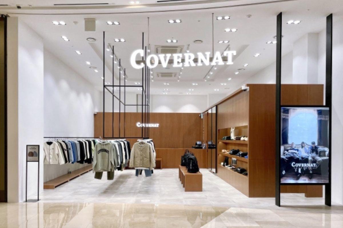 Covernat韓國實體店內部展示時尚服裝和配件，白色與木色相結合的現代化設計提供舒適購物體驗。