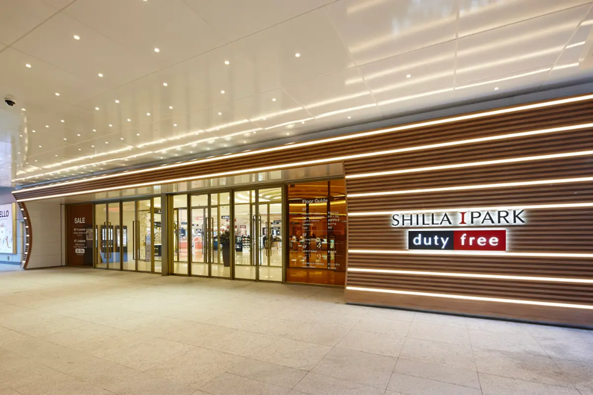 Entrée du Shilla I-Park Duty Free à Séoul, proposant plus de 500 marques de luxe pour une expérience de shopping hors taxes inégalée.