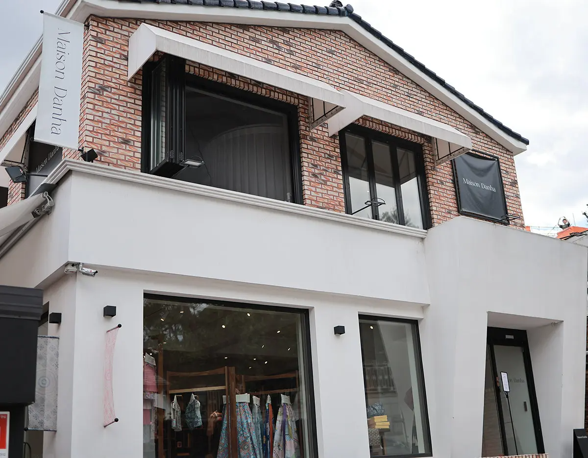 大urée的韓式高貴禮服，粉紅的傳統圖案優雅且有格調