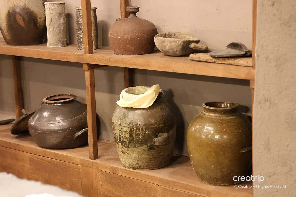 赤土發酵烤肉地下展出的傳統陶瓷器皿
