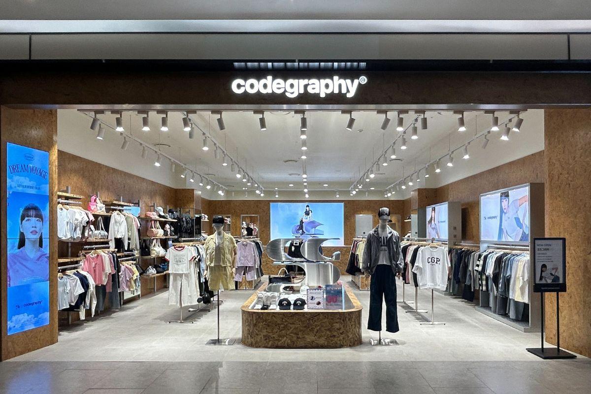 CGP（codegraphy）品牌的韓國實體店面，展示著色彩豐富的服飾與配件，給人現代且時尚的感覺。