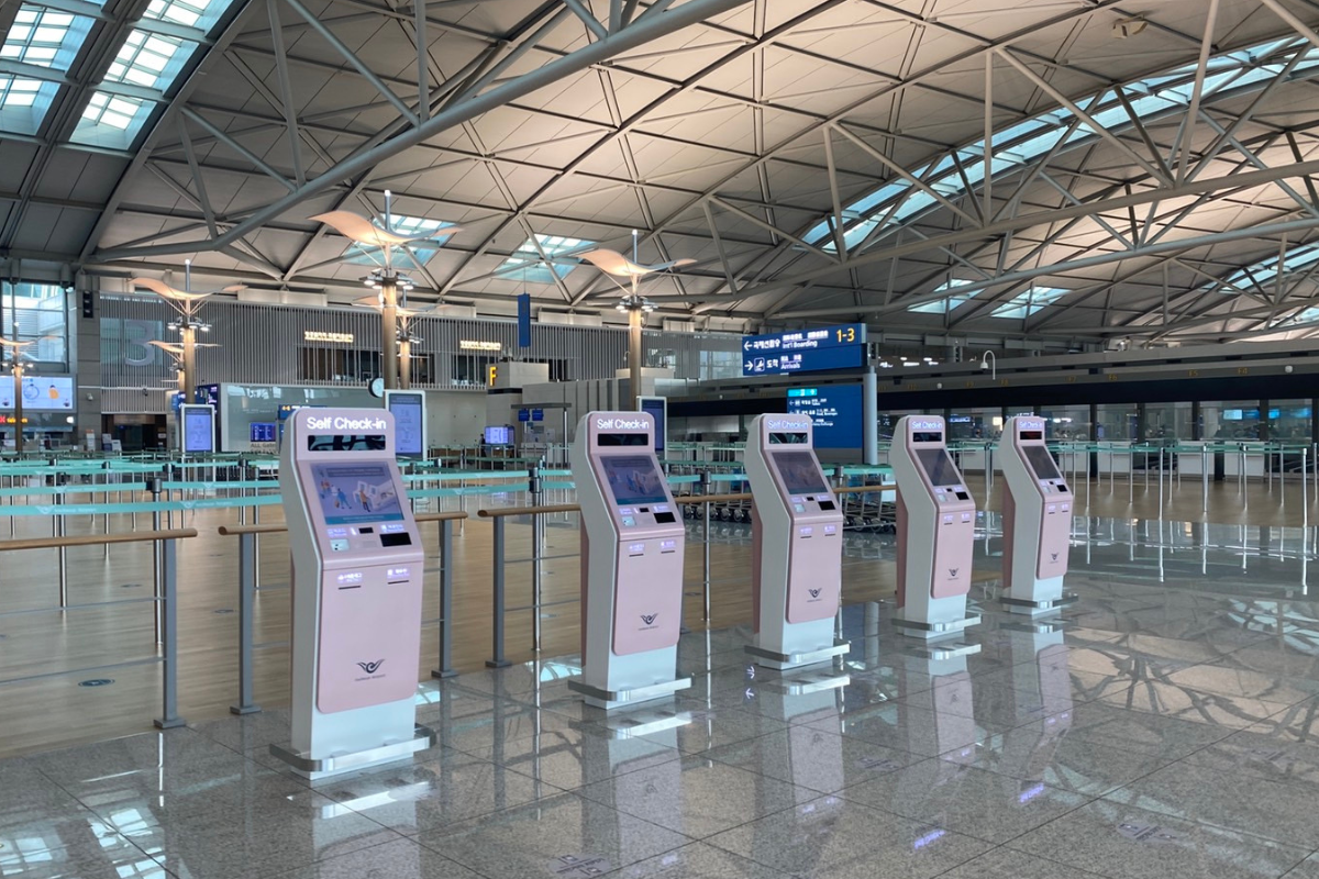 仁川機場自助登機服務機器位於仁川國際機場的出境大堂，提供方便快捷的自助登機選擇，讓旅客能輕鬆辦理登機手續，節省排隊時間。