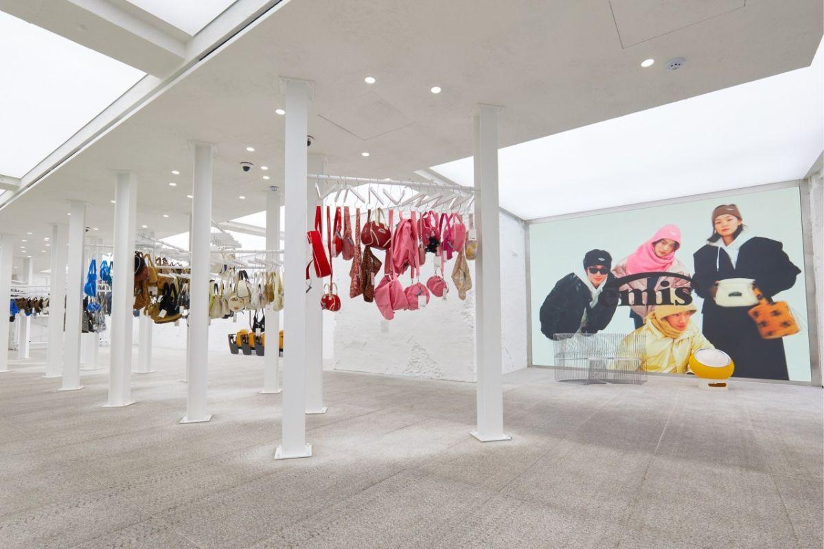 emis品牌旗艦店的店內陳列，展示多款包包及配件，營造出時尚且現代的購物氛圍。