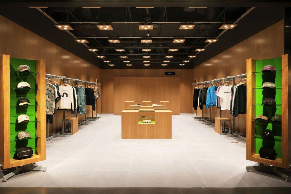 디스이즈네버댓 매장 내부에는 다양한 형태로 스타일링된 캐주얼 및 힙합 의류, 모자 및 가방이 잘 정렬되어 있다.