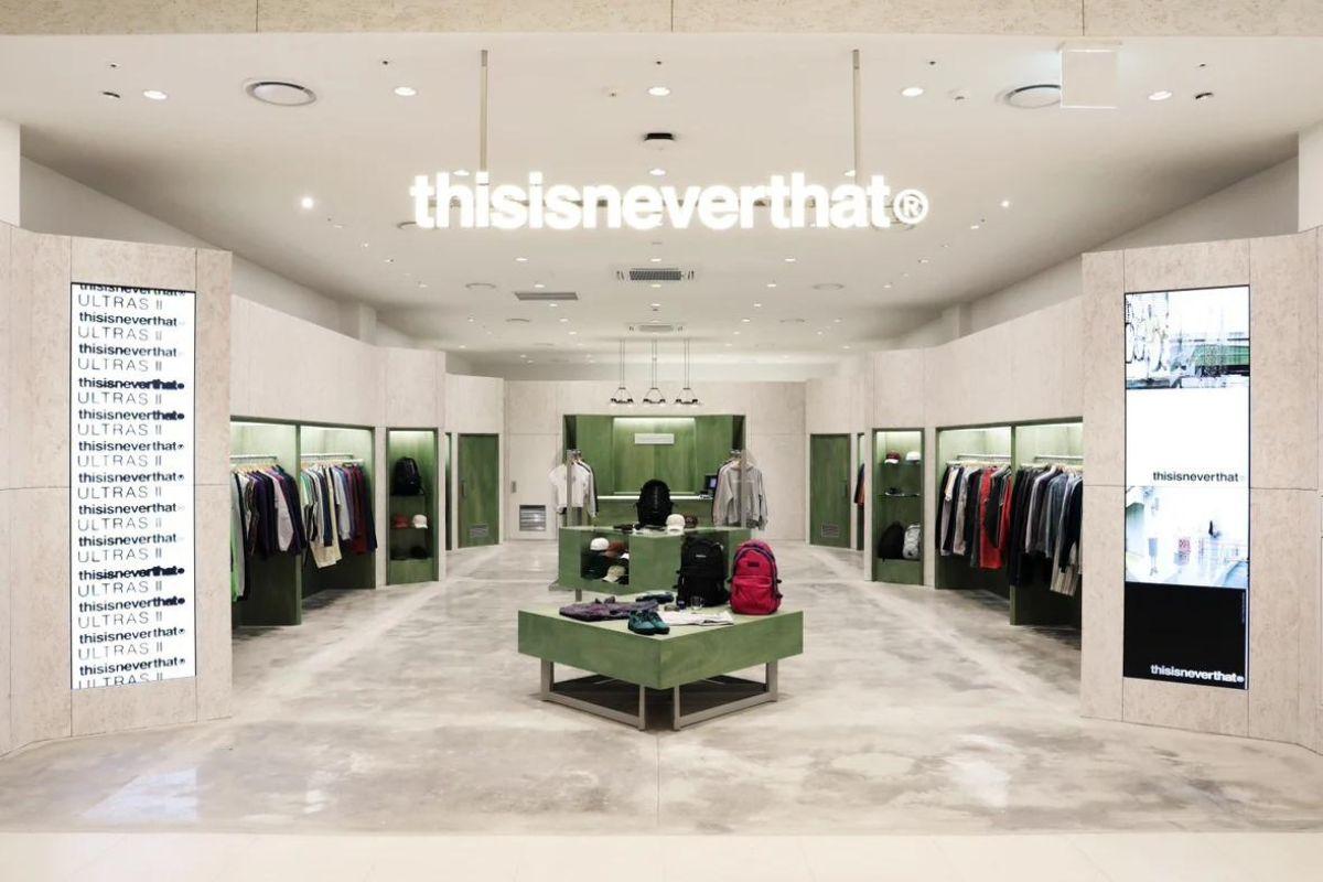 서울 마포구 잔다리로에 위치한 디스이즈네버댓의 트렌디한 코리아 플래그십 스토어 내부 이미지