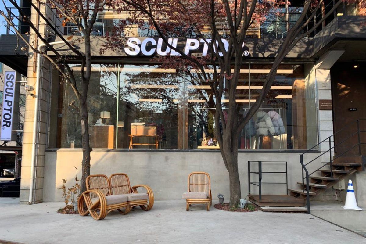 SCULPTOR旗舰店外观，展示现代设计和舒适自然的家居氛围，位于韩国首尔弘大，吸引年轻时尚爱好者的潮流店铺。