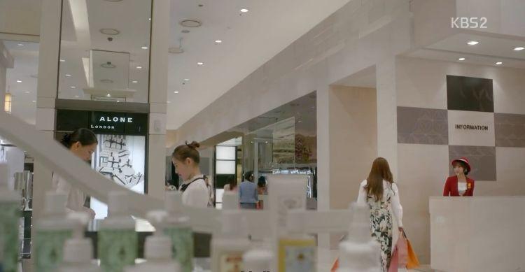 韩剧《三流之路》场景中的咨询台，设于韩国的某百货公司。