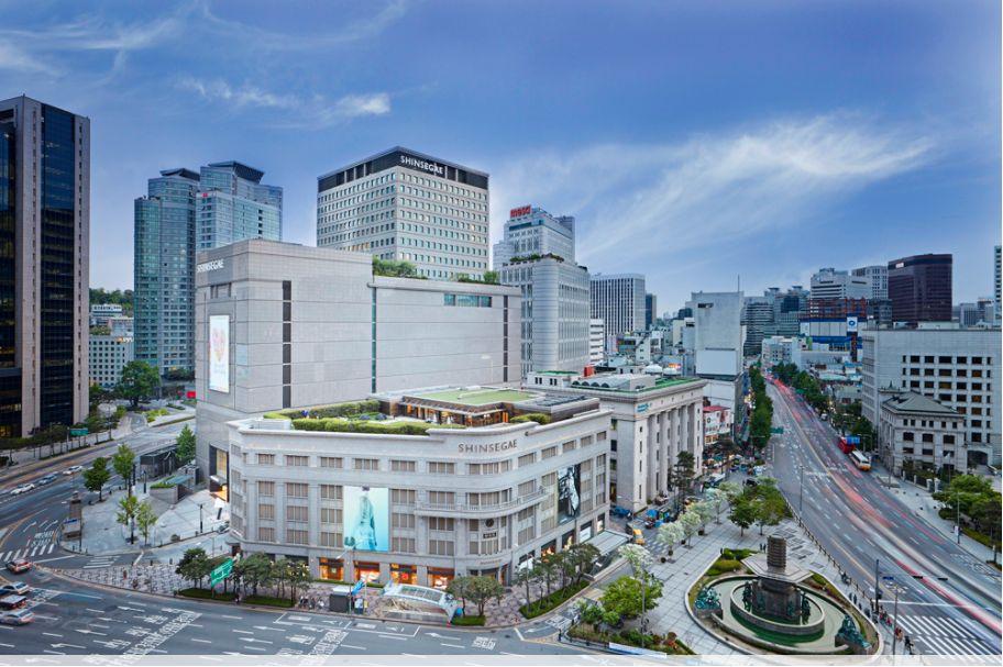 韩国首尔明洞新世界百货公司的外观。