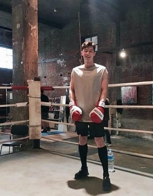 韩剧《三流之路》体育馆场景，背景是室内拳击台。