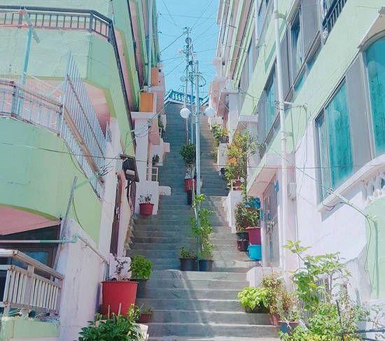 釜山韩成住宅的楼梯街景,以明亮色彩装饰。