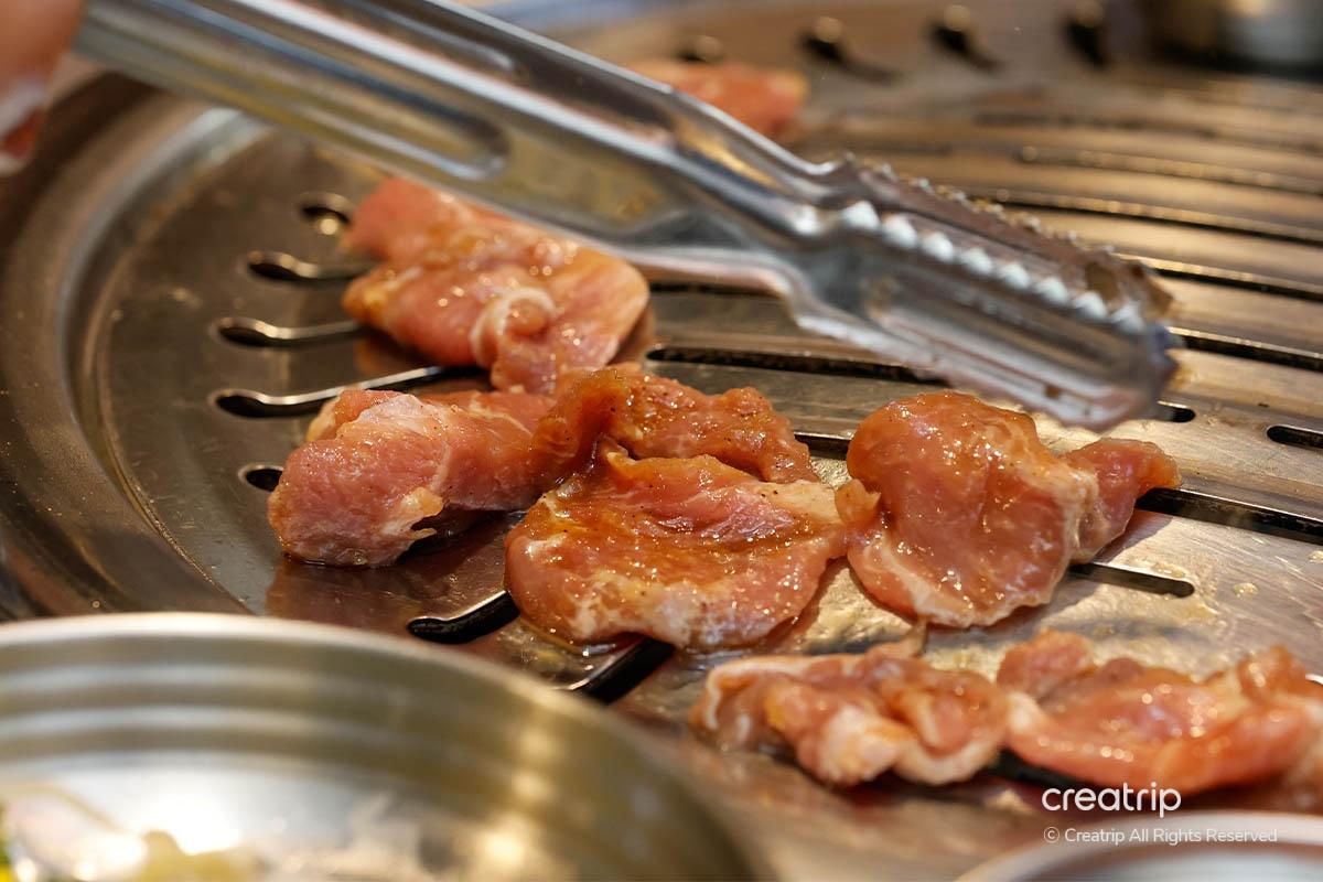弘大美食 首爾美食 韓國美食 烤肉料理 弘大烤肉 胖胖豬頰肉