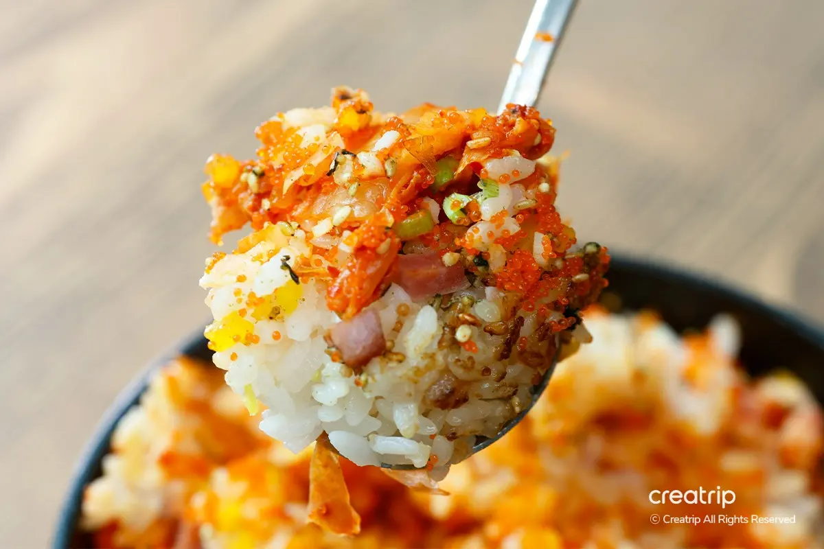 辣拌水冷麵，呈現週到的色彩對比與清新的擺盤裝飾。