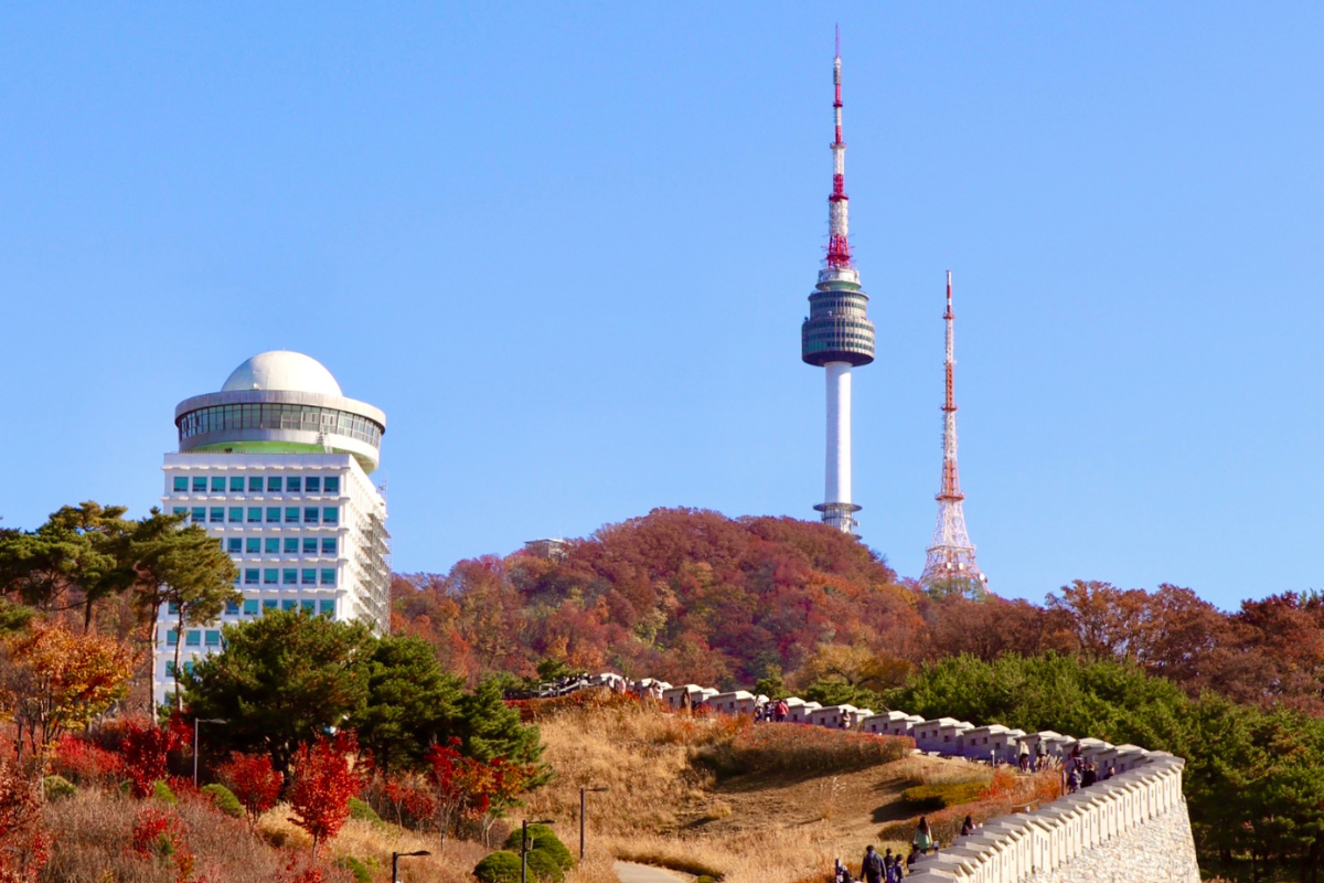 Vista de la torre Namsan en otoño en Seúl con cielos despejados y follaje otoñal en Corea del Sur.