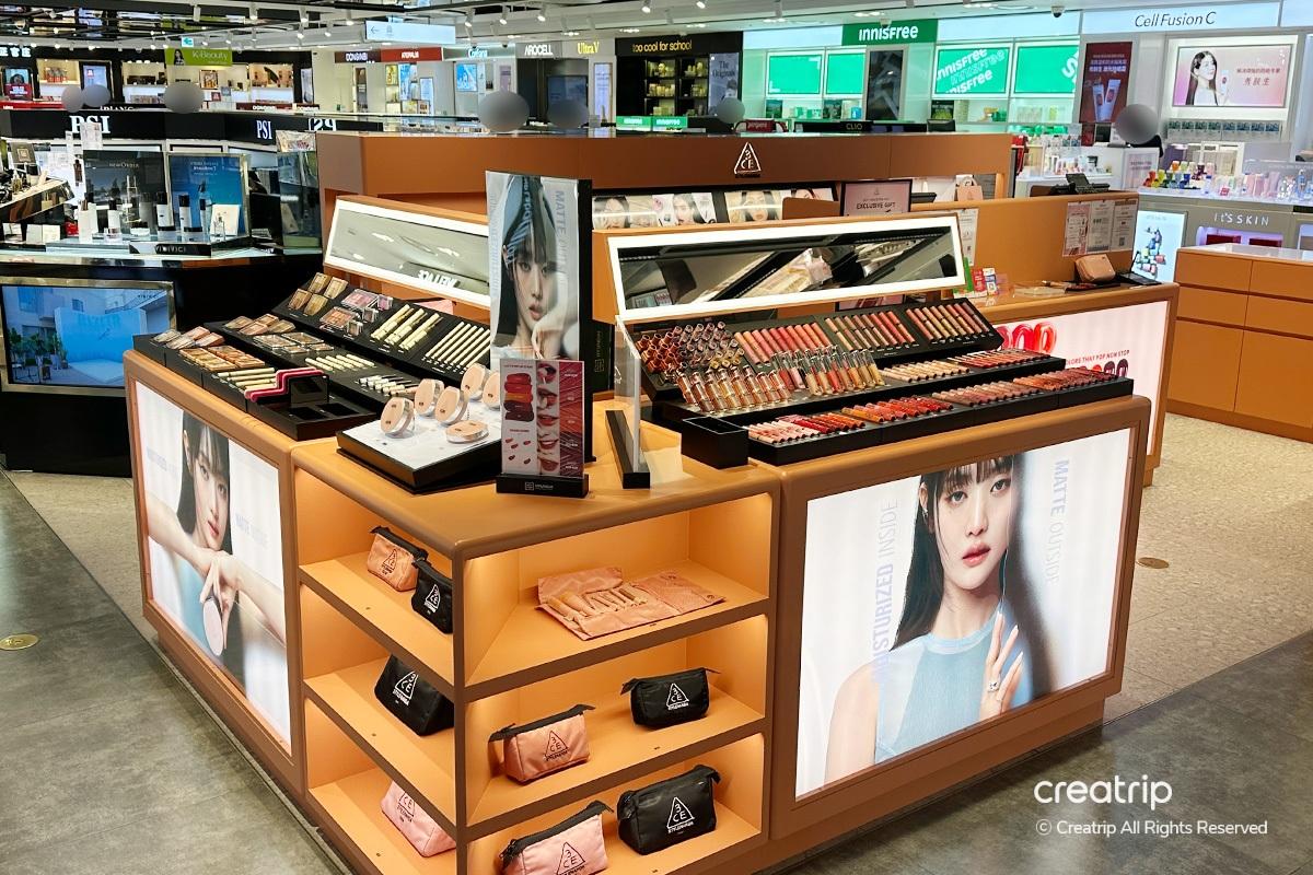 OLIVE YOUNG品牌的專櫃在韓國現代免税店提供各類護膚美容產品。