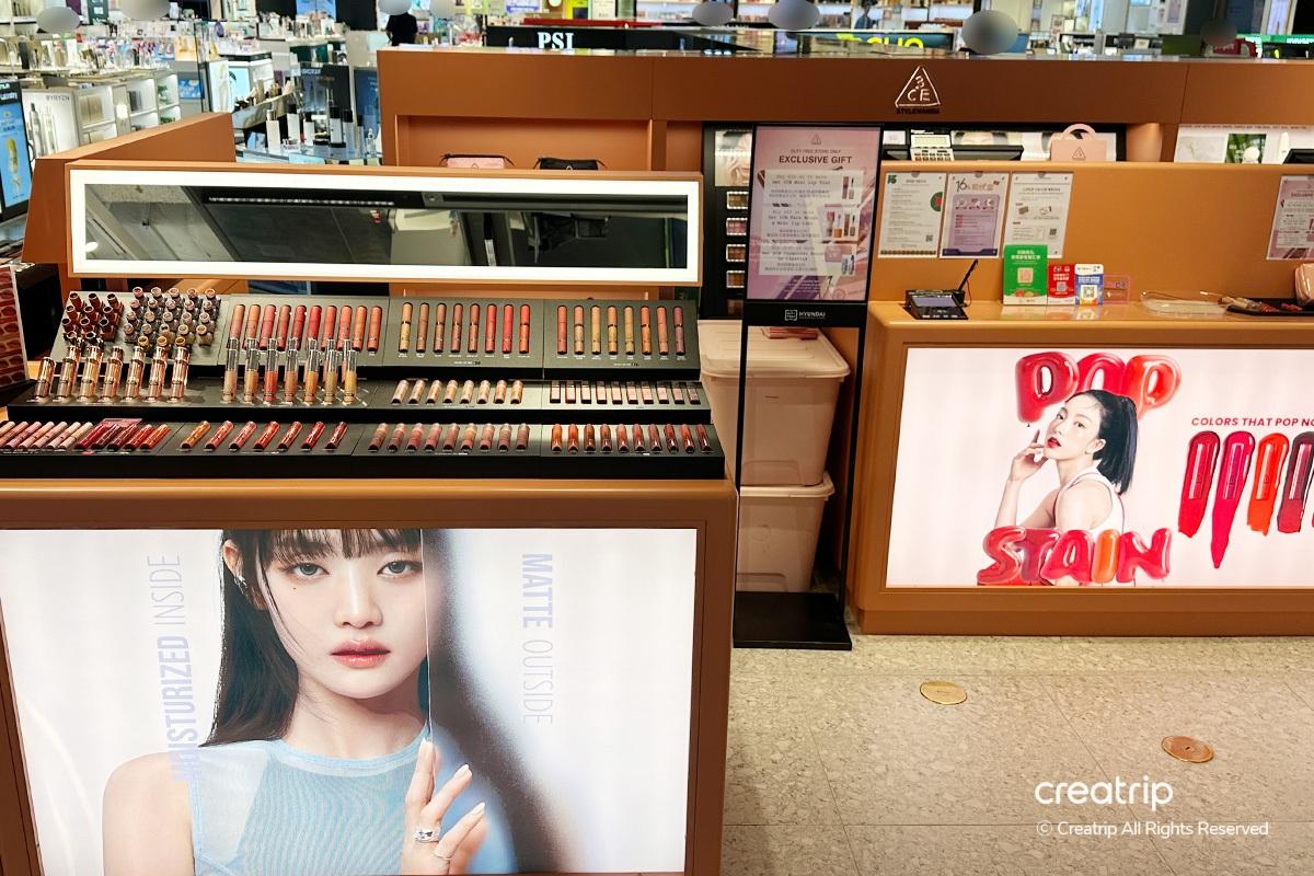 3CE化妝品櫃位,現代免税店內展示多種化妝選擇,熱愛彩妝的首選。