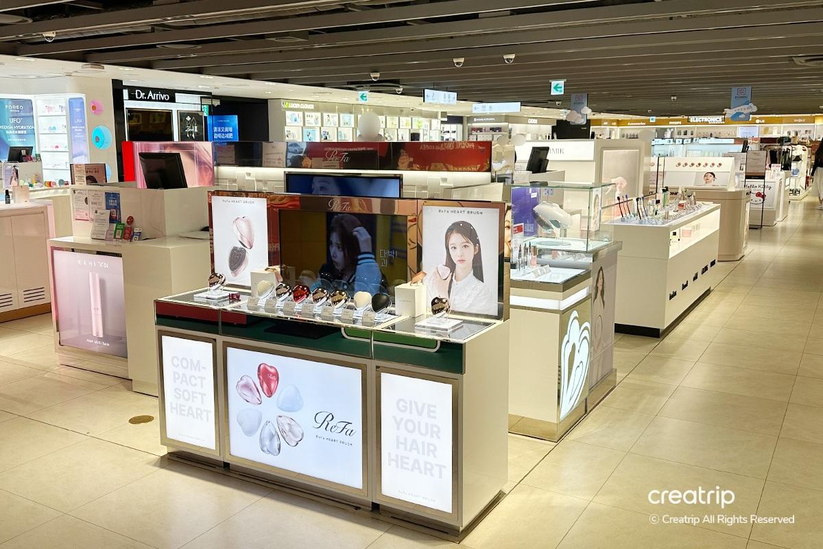 Discovery Expedition品牌在現代免税店內展示,運動及户外裝備選擇豐富。