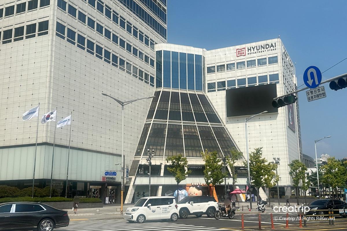 3CE化妝品品牌櫃台,提供多樣產品和獨享禮品,吸引顧客。