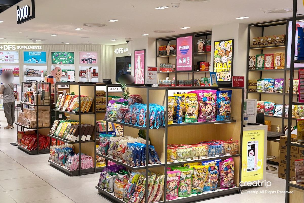 韓國現代免税店樓層展示商場外的繁忙街景,入口位置明顯。