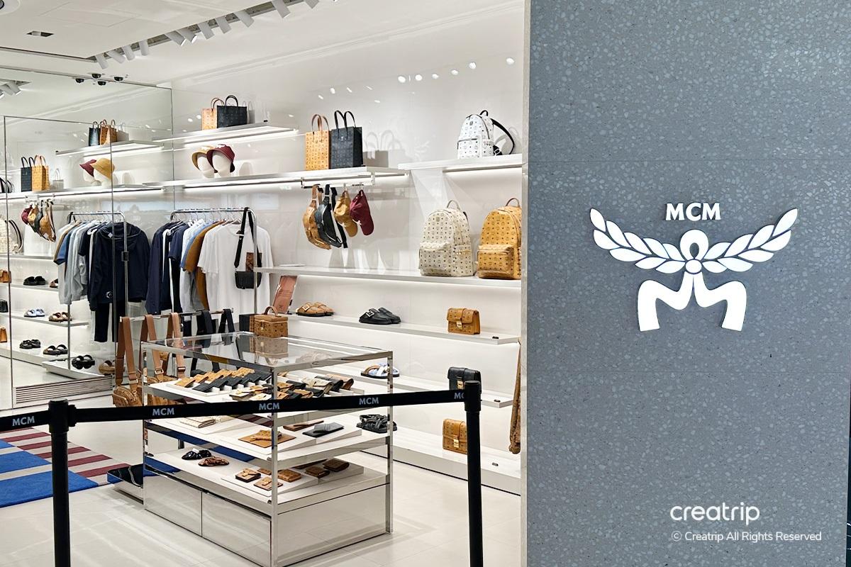 現代免税店的MCM奢侈品區,展示各類流行時尚品牌的商品。