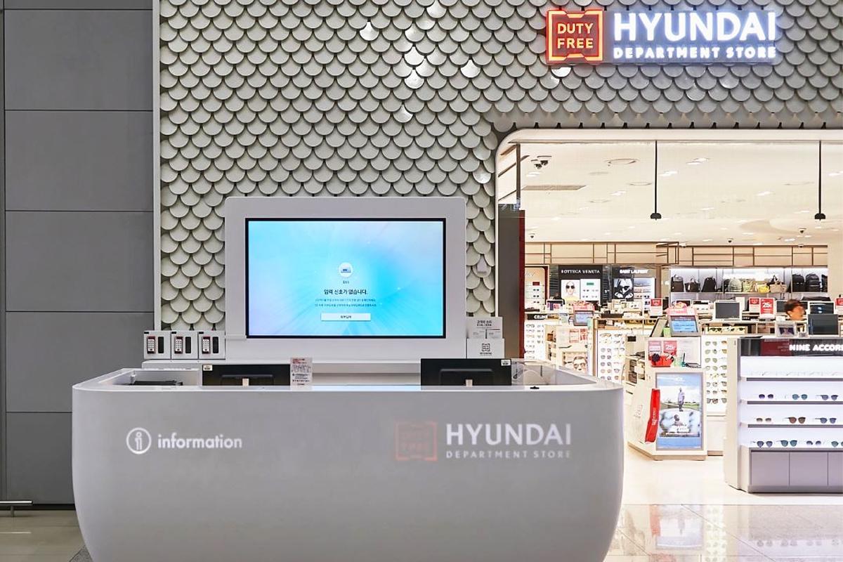 韓國仁川機場T2現代免税店內景,輕盈現代的設計提供舒適購物體驗。