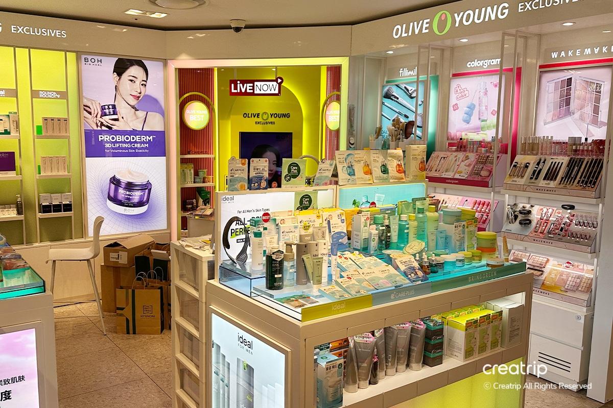 現代免税店內化妝品和護膚品展示區,提供多樣品牌和產品選擇。