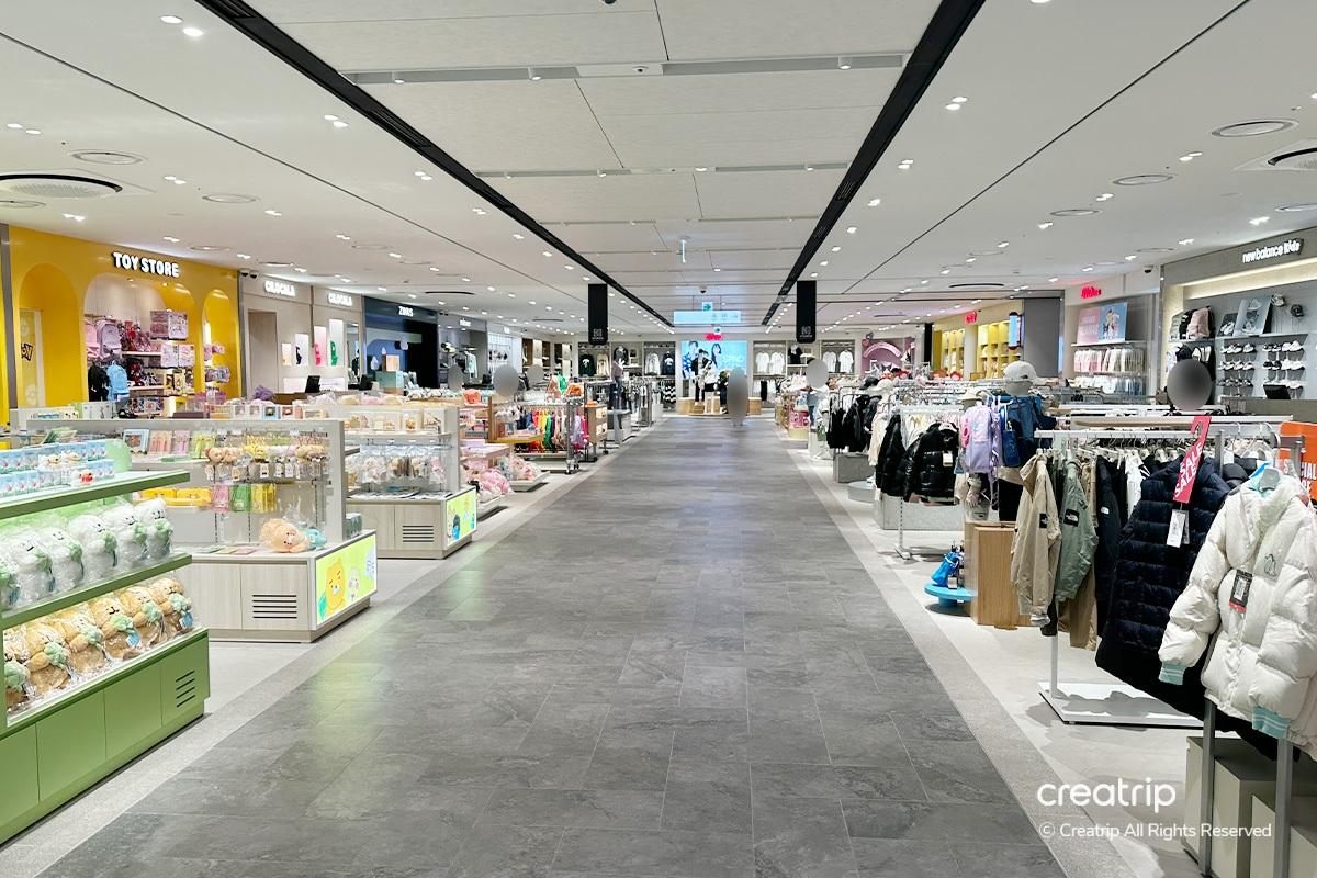 現代免税店Sulwhasoo櫃台,顯示各類韓國熱門護膚產品,吸引顧客。