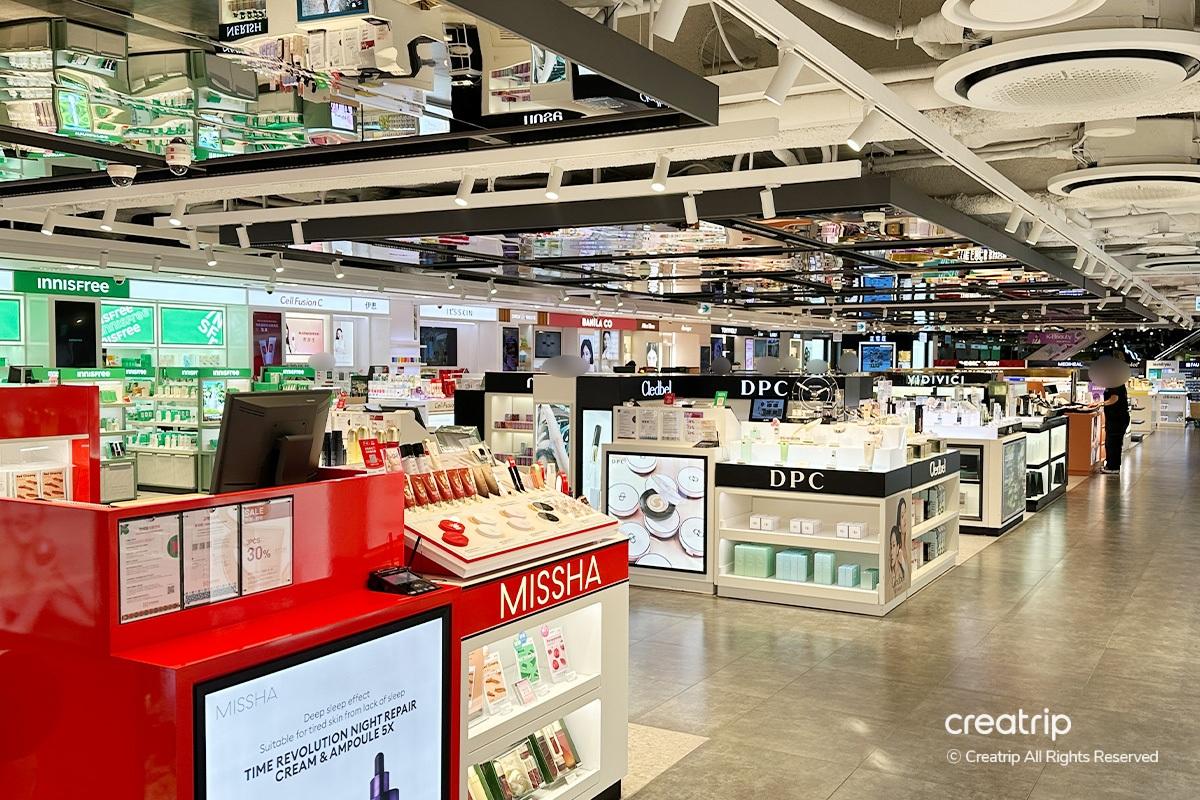 在現代免税店內食品區域展示多樣韓國零食和手信選擇,吸引顧客。