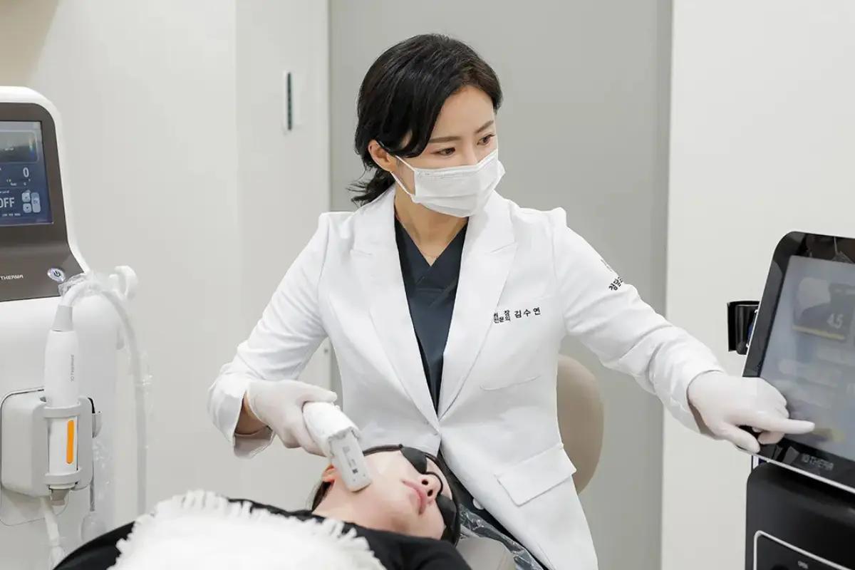 A Monet Clinic specialist performing a skincare treatment using advanced medical devices.