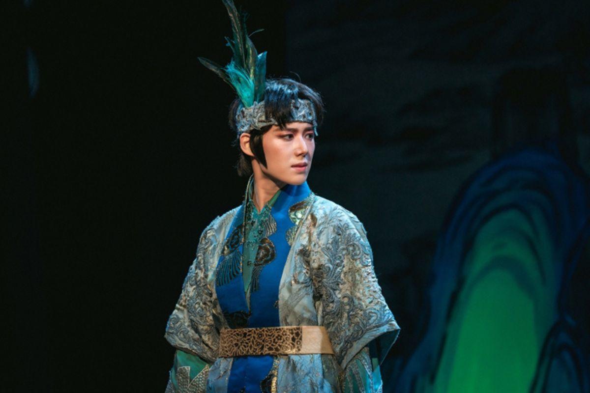 盘索里表演者在舞台上手持扇子，身穿韩国传统服饰。