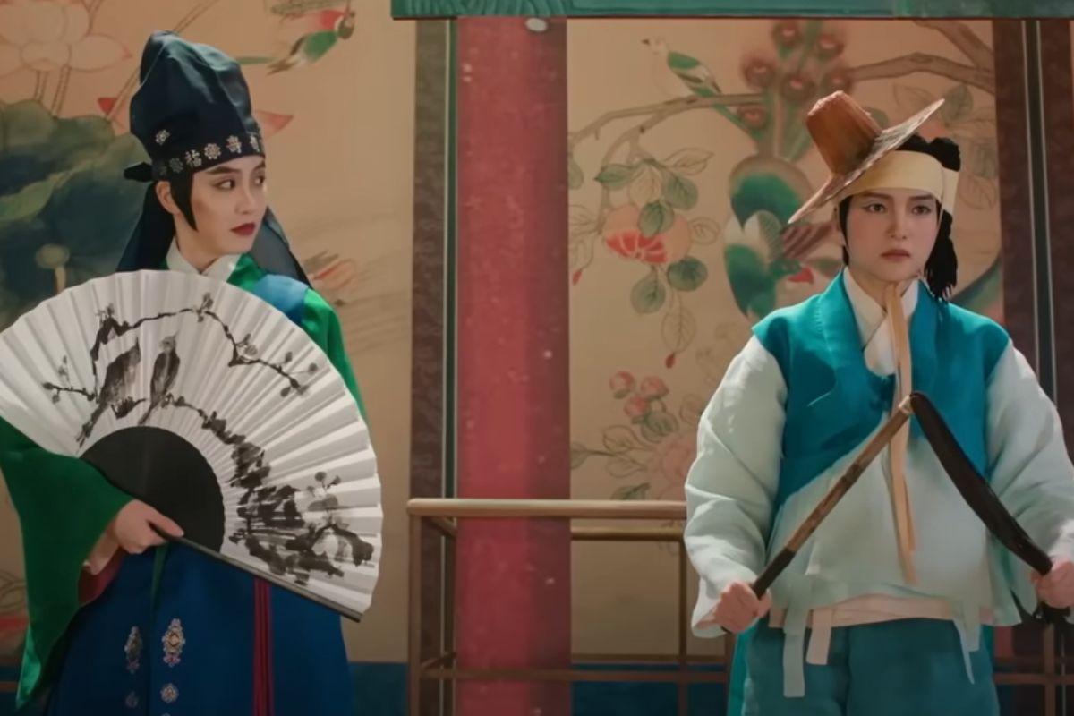 盘索里舞台剧表演，演员着装富有韩国传统文化特色，持扇子表演。