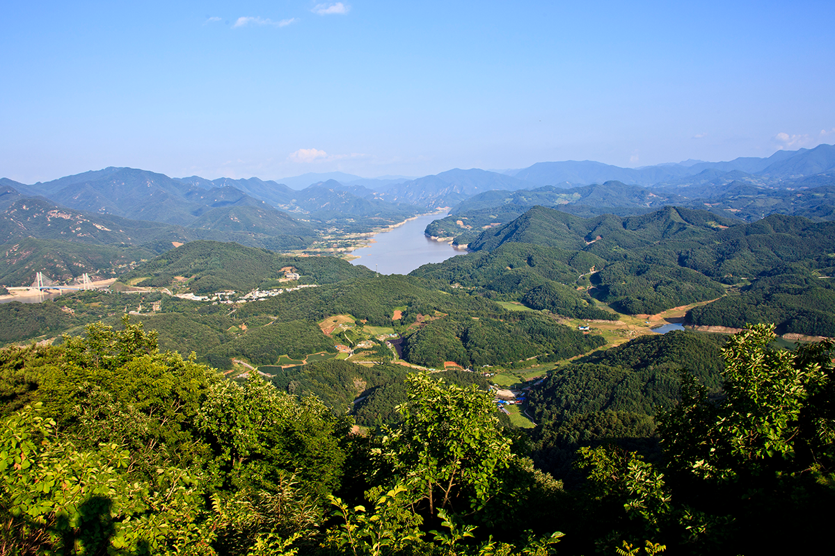 A cozy scenic viewpoint in Jecheon, providing views of Cheongpung Lake and surrounding landscapes