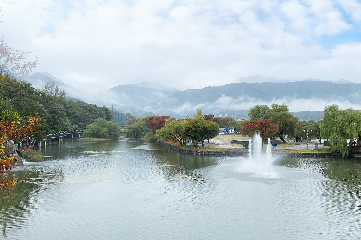 A mist-covered lake at Uirimji Reservoir surrounded by autumn foliage in Jecheon, South Korea