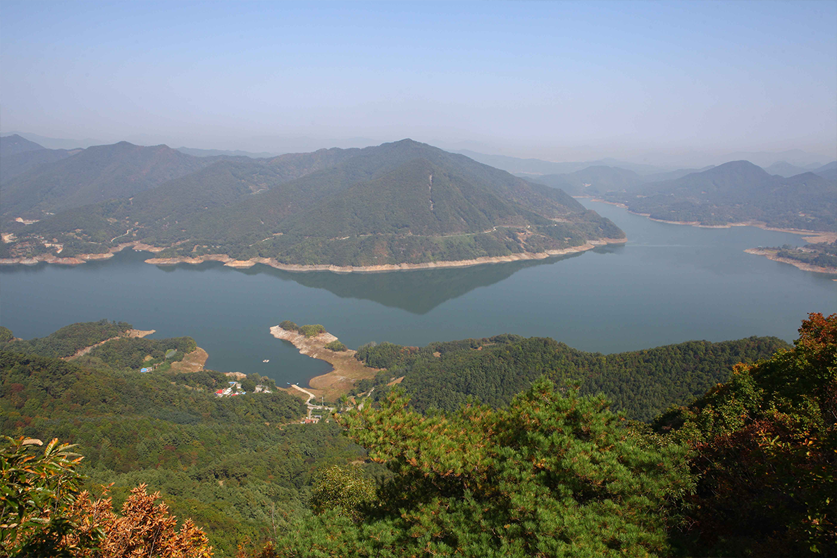 Cable cars ascending over the vast, scenic landscape of Cheongpung Lake in Jecheon