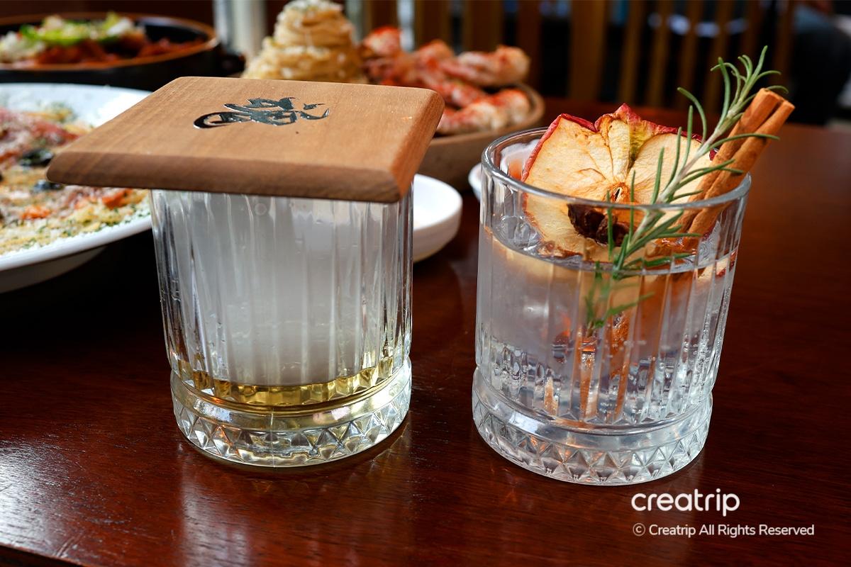 Earl's distinctive 'Sorac Highball' with a unique wooden cover trapping smoke.